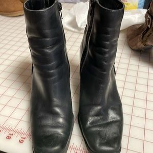 KB & Company Black Leather Ankle Boots Size 6.5